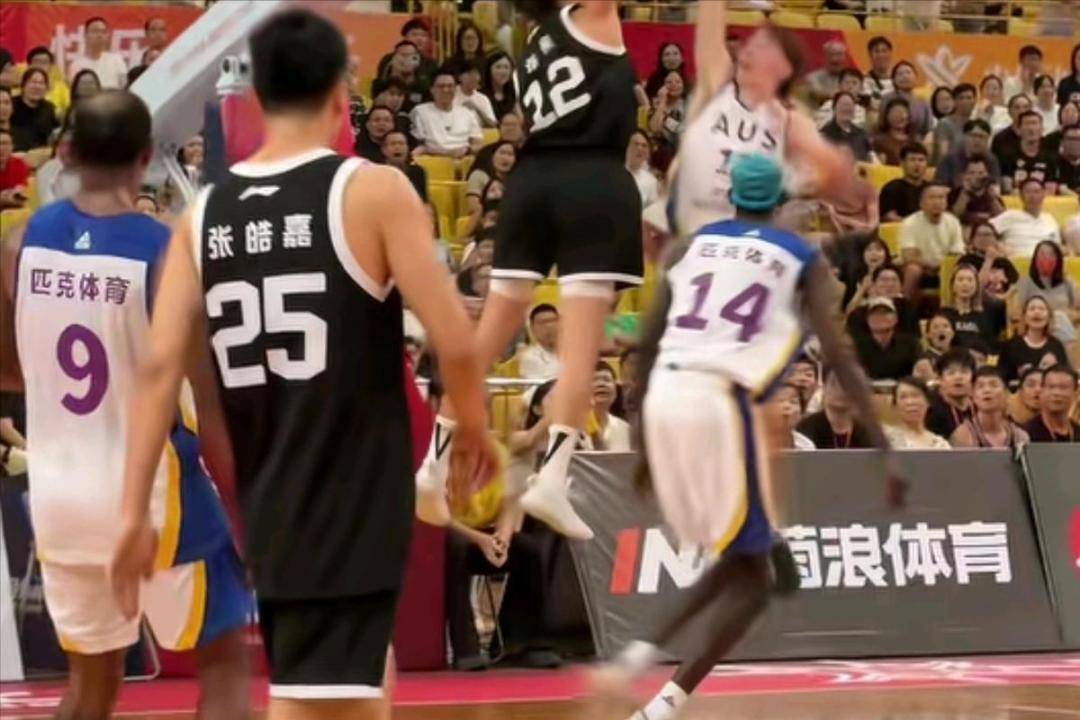 关于今夜曼城调整名单以备CBA季后赛，更衣室发声环节打磨，球迷炸锅，医务组通报恢复的信息